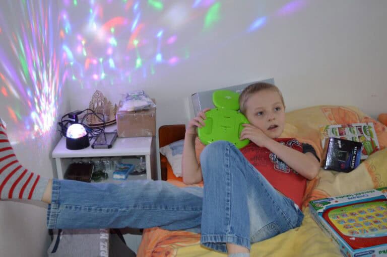 autista a světelná koule